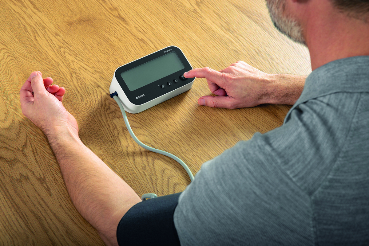 Oberarm-Blutdruckmessgerät OMRON M4 Connect AFib – Bild 2